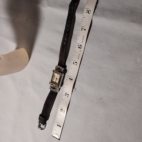 Vintage Avon Marcasite Style Women's Quartz Watch Silver Tone - Picture 6 of 7